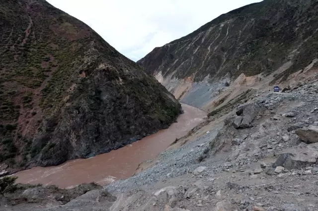 △云南一些地方野蛮粗暴的开发建设，致使山体破碎。资料图 